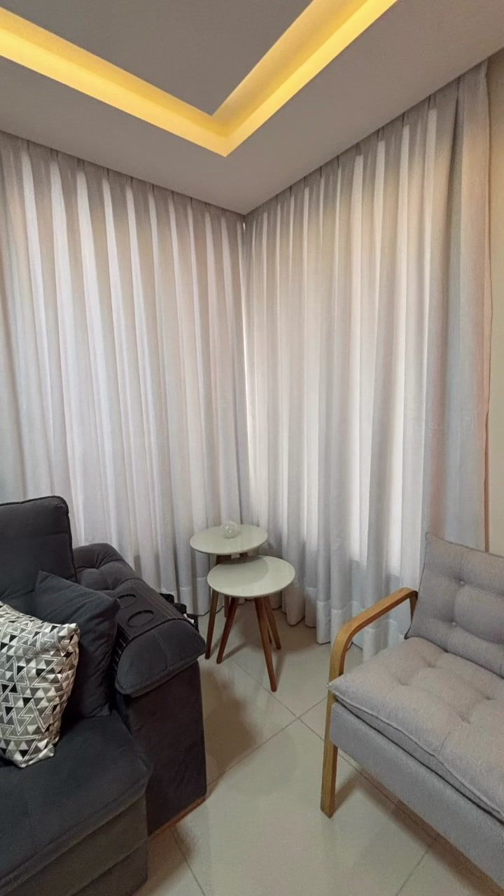 Canto de vidro com cortinas de voal em duas paredes
